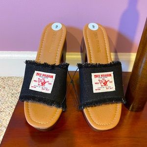 True Religion Ameliaa platform slippers